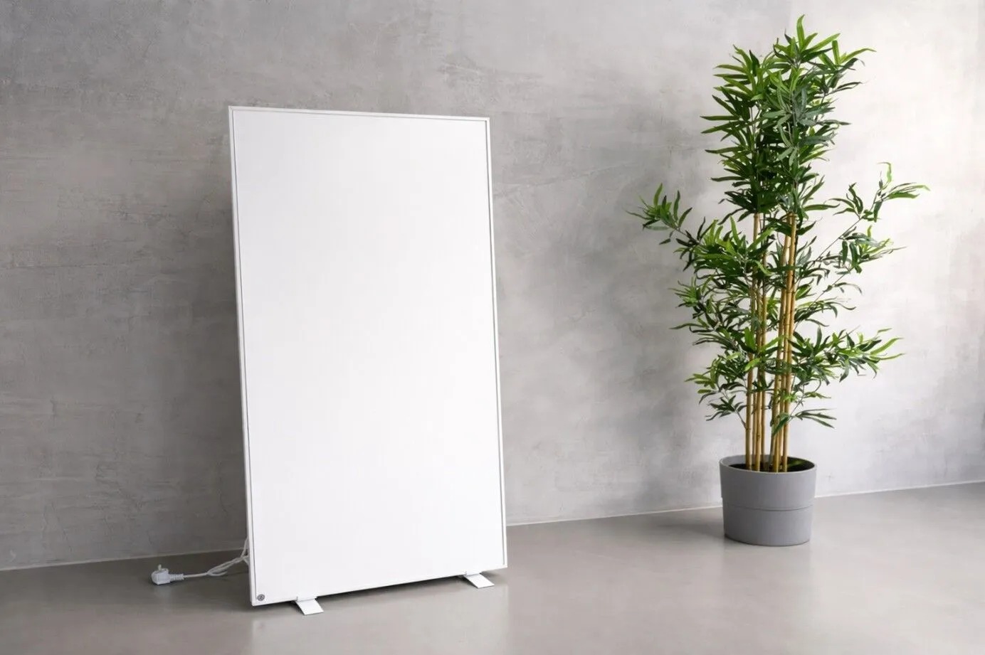 1-1 Eine Infrarot Zusatzheizung von heatness – Modell XL neben einer Zierpflanze