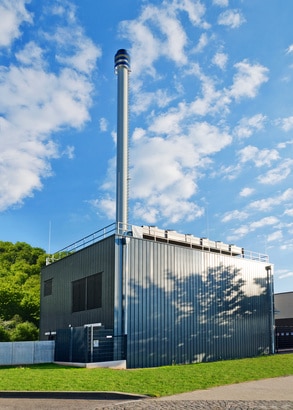 Modernes Blockheizkraftwerk BHKW mit Kraft-Wärme-Kopplung Blockheizkraftwerk: Heizen mit BHKW