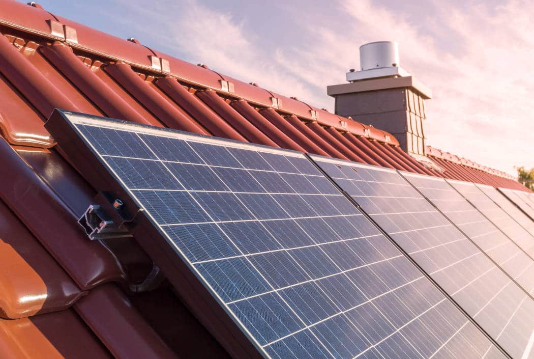 Hausdach mit Kamin und Solaranlage