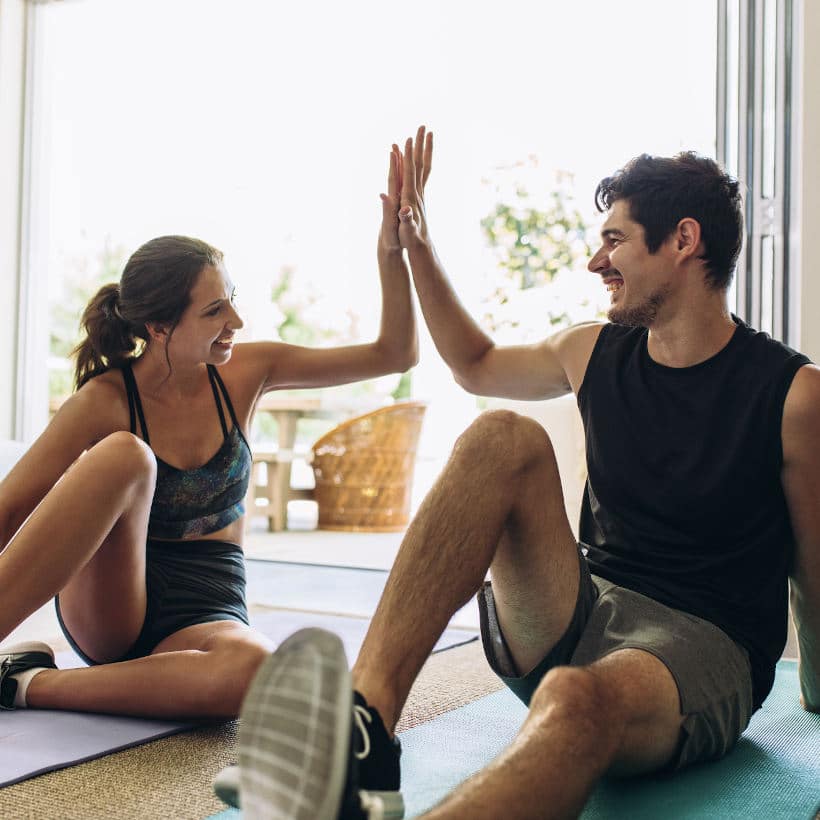 hometraining gemeinsames Trainieren macht mehr Spaß