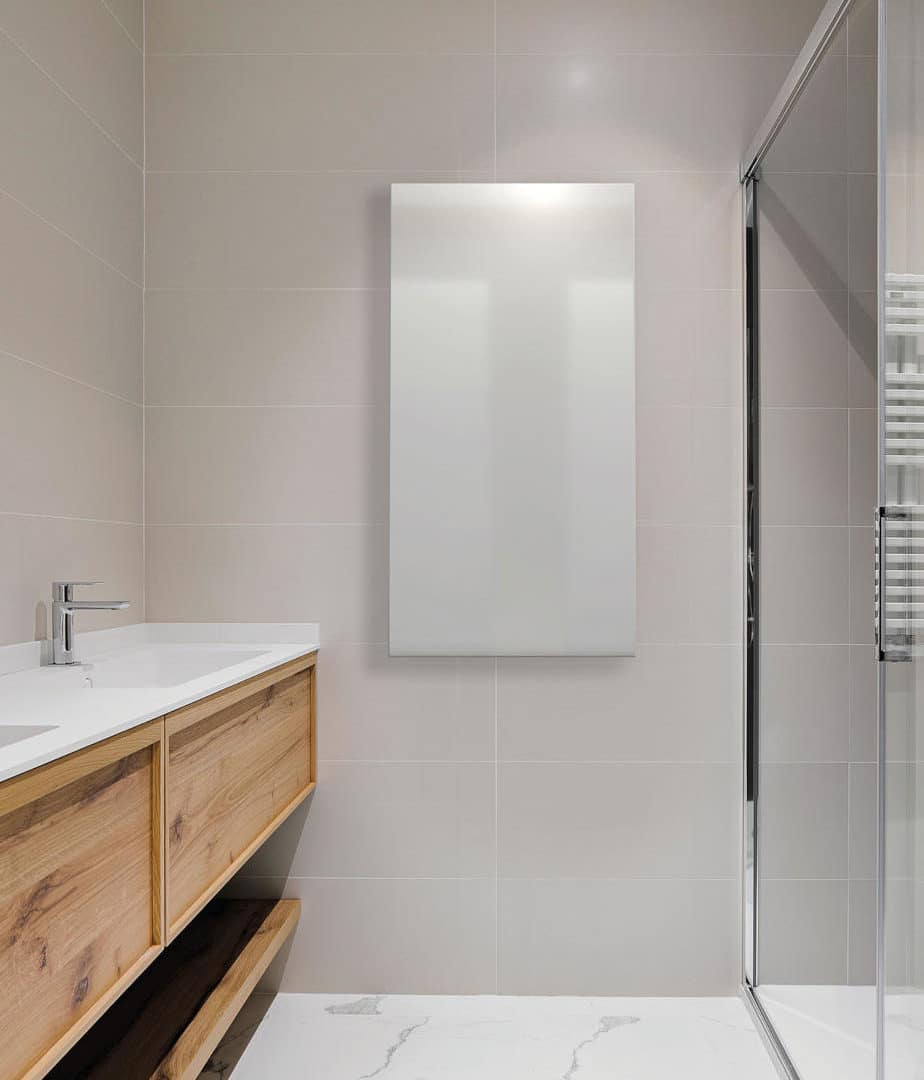 infrarotheizung-als-alleinige-heizung-badezimmer Infrarotheizung als Hauptheizung an der Wand in einem Bad