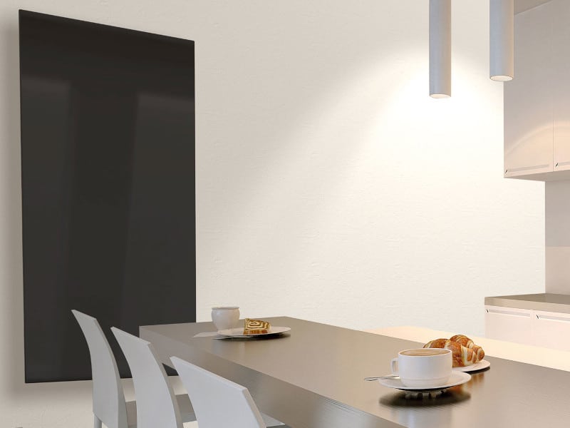 infrarotheizung-als-hauptheizung Schwarze Infrarotheizung als Hauptheizung and der Wand in einer Küche