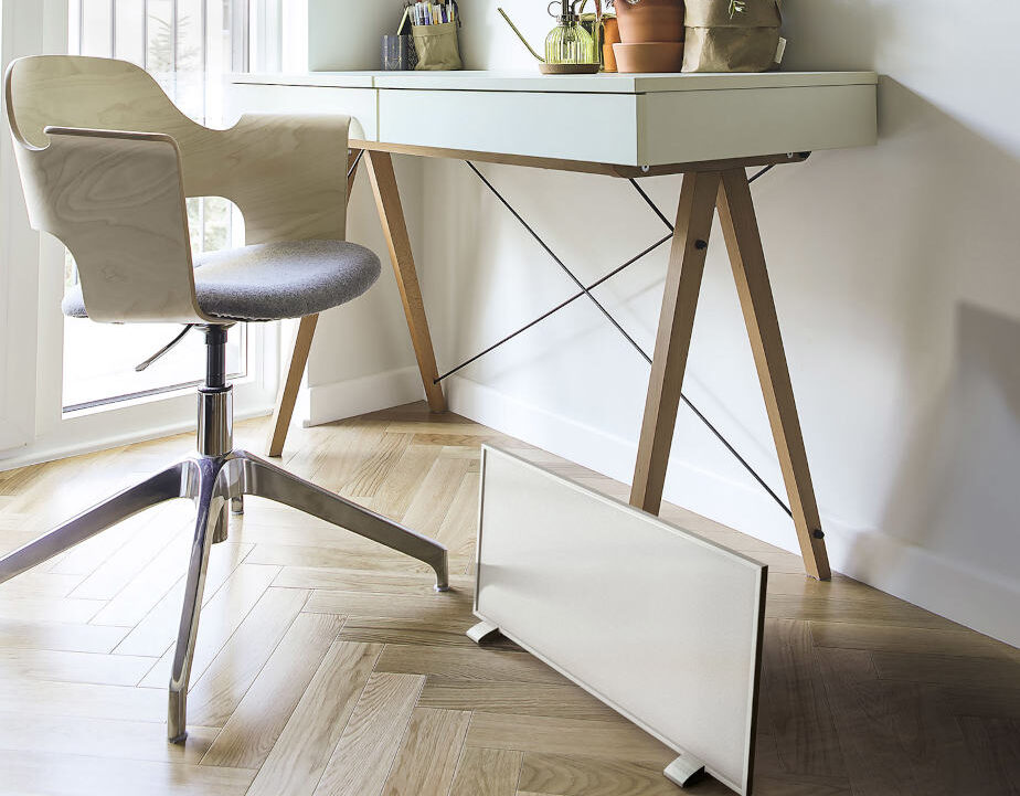 infrarotheizung-groeße-berechnen Kleine Infrarotheizung neben Schreibtisch und Schreibtischsstuhl