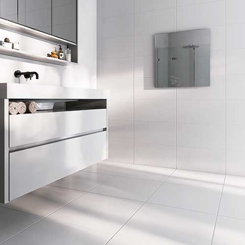 infrarotheizung-spiegel-m-an-der-wand Infrarot-Spiegelheizung im Bad